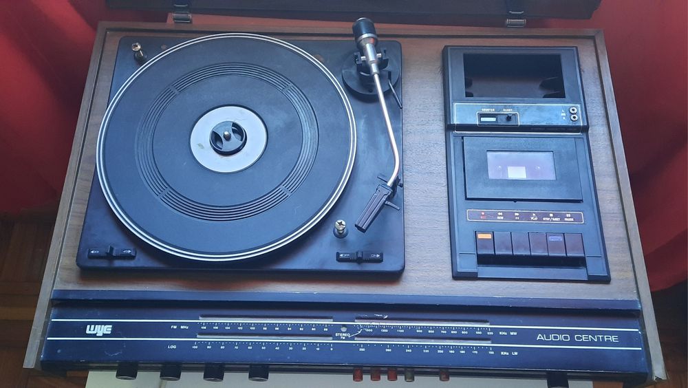 Sistema de Som Vintage Wye Audio Centre - Gira-Discos / Cassetes / Rád