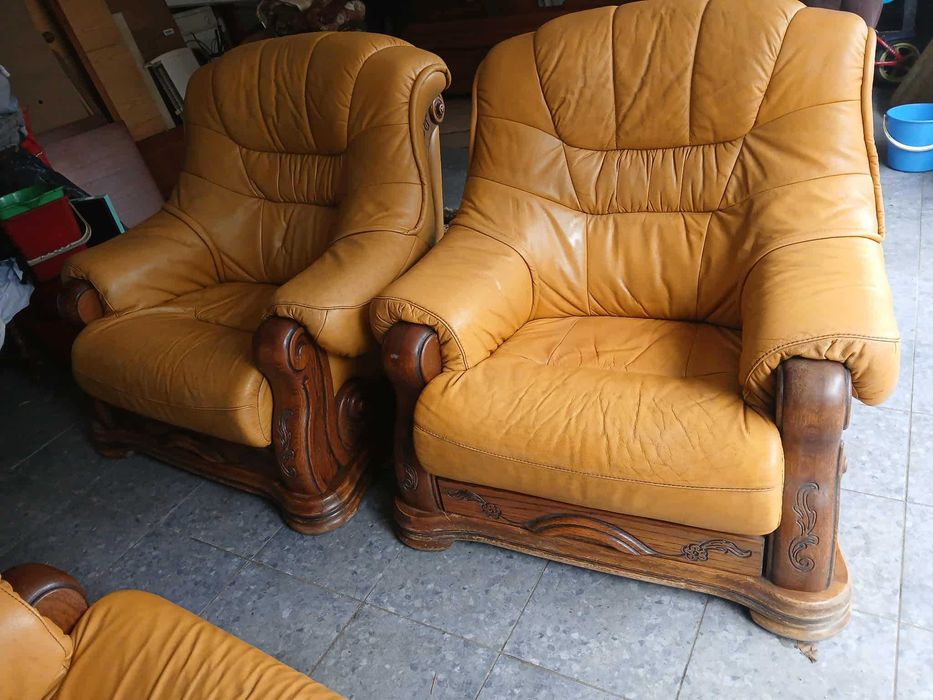 Vendo Conjunto de Sofás Antigos em Couro c/ Estrutura em Madeira
