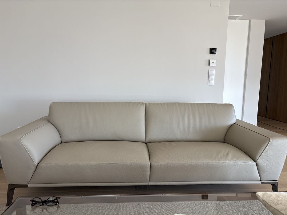 2 sofas Roche Bobois pele grande espessura cor cinzento claro loja Roche Bobois Lisboa 2025