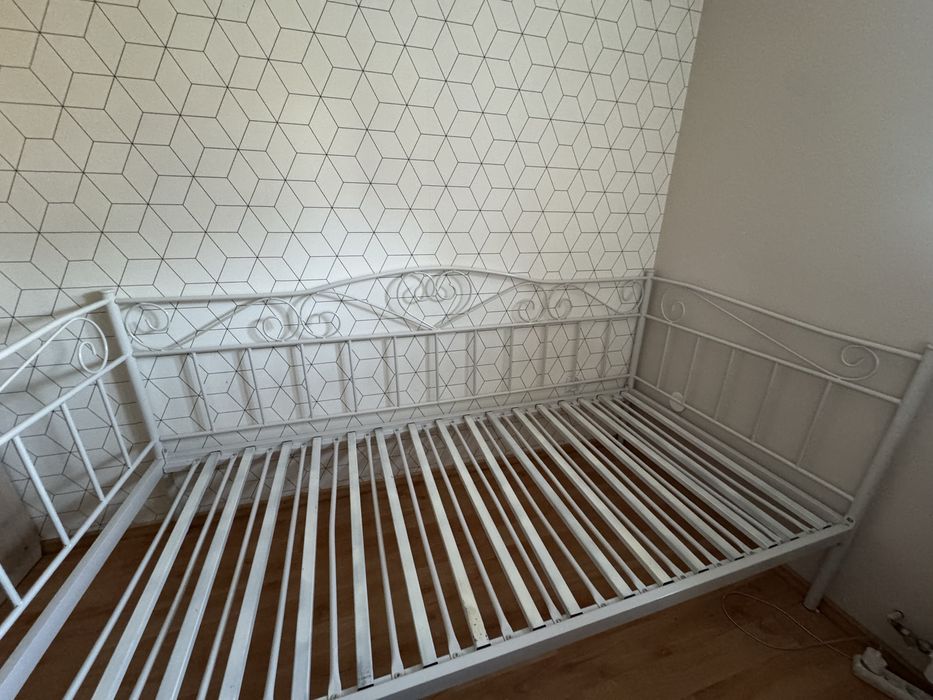 białe łóżko metalowe 90x200