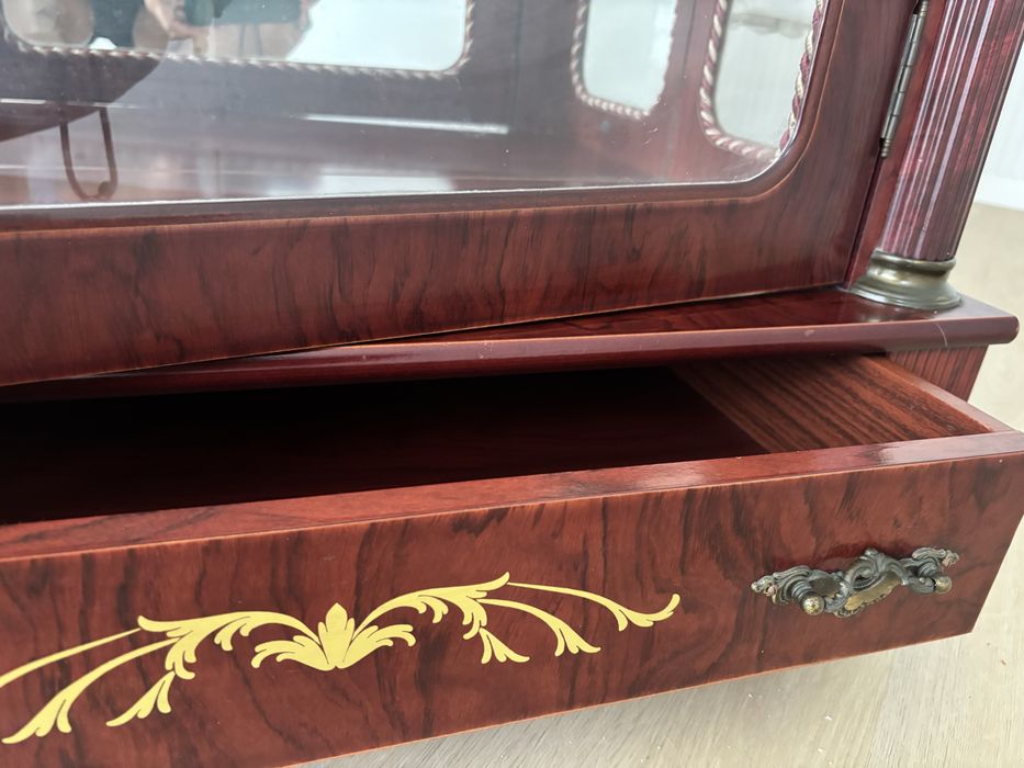 Vitrine com espelho de fundo e gaveta