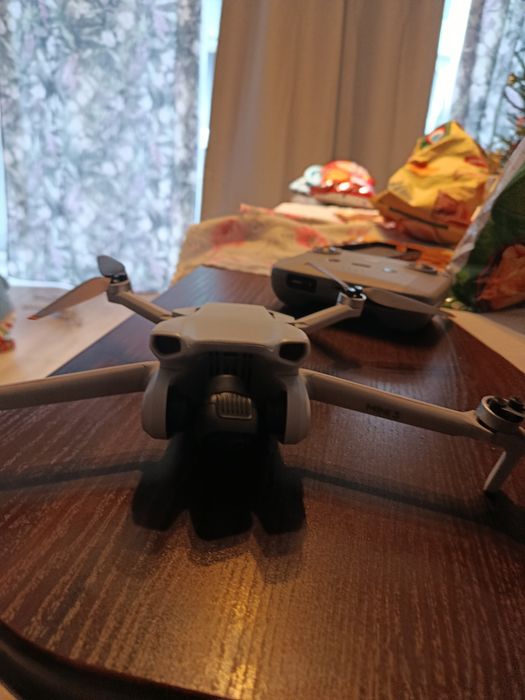 Dron DJI mini 3, uszkodzony