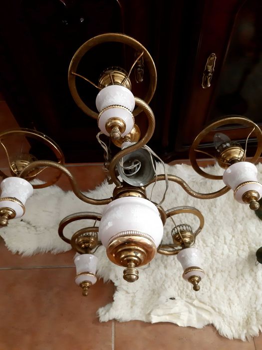 Candeeiros antigos de teto e parede a iluminar na perfeição
