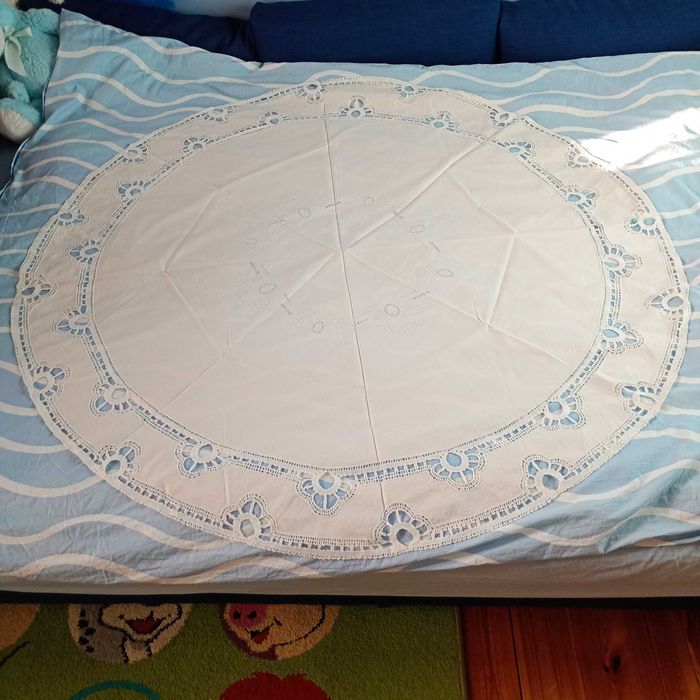 Obrus okrągły, haftowany