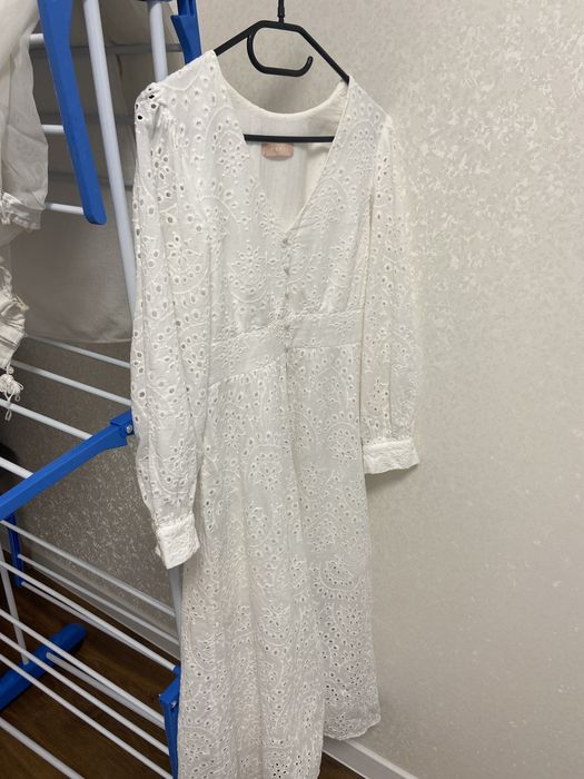 Біла сукня міді з прошви