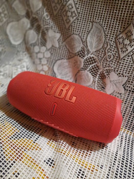 Продам оригинальную музыкальную колонку JBL в отличном состоянии