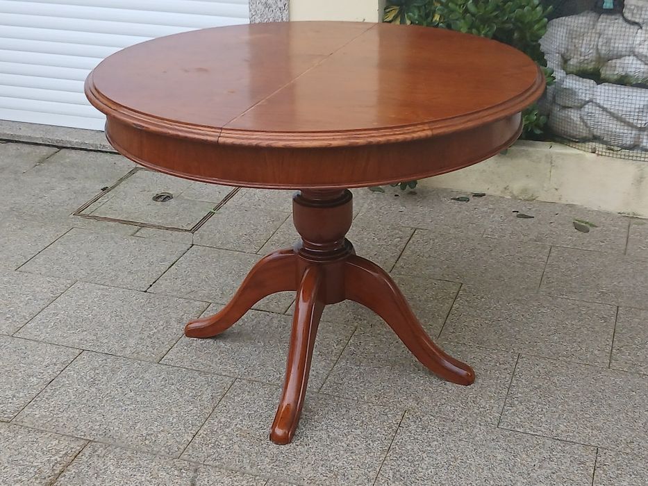 Vendo MESA DE JANTAR REDONDA que abre e fica OVAL em madeira MACIÇA.