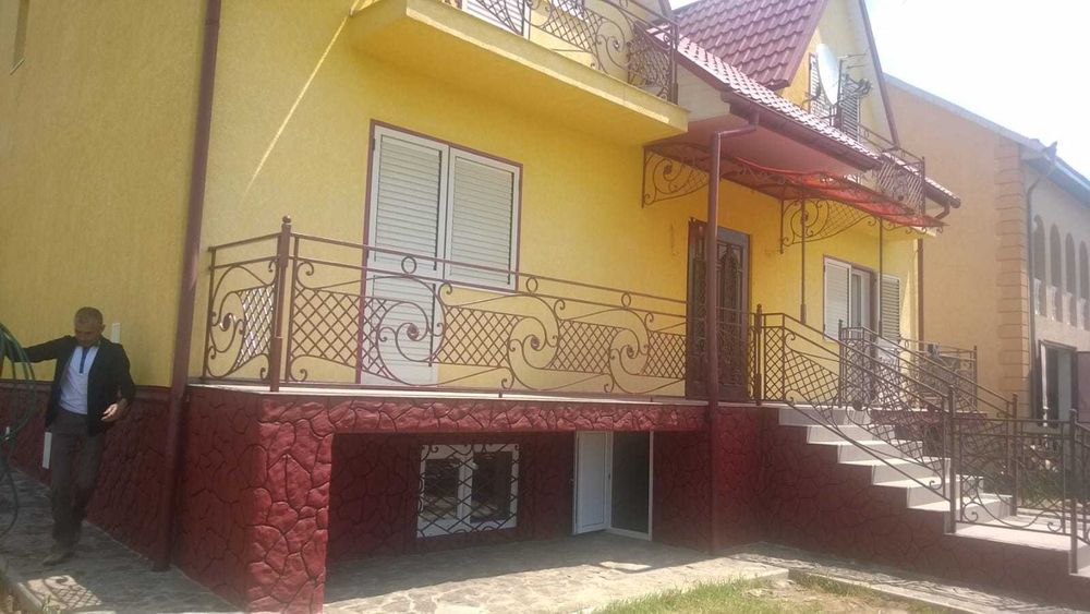 Продаж сучасного будинку 281 м² з панорамною терасою, каміном та видом на місто!