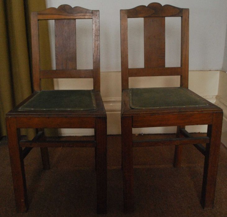 Cadeiras em Madeira Antiga (Com mais de 50 Anos)
