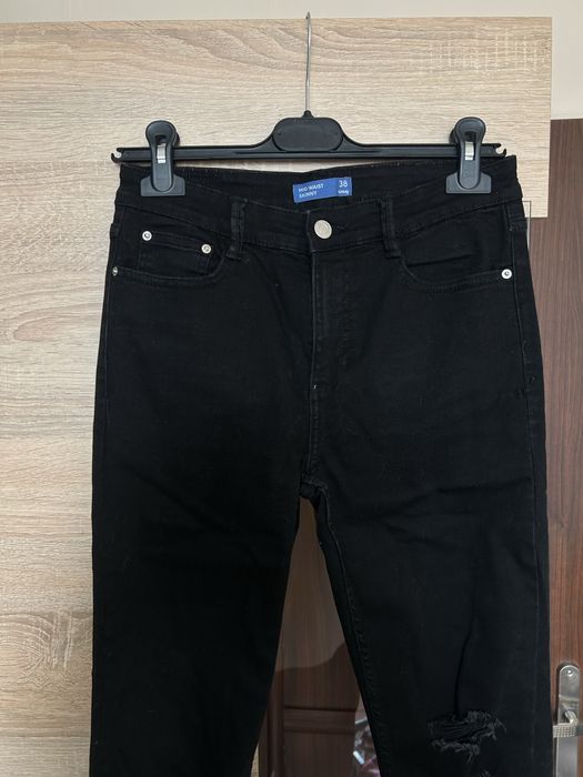 Dżinsy sinsay M czarne z przetarciami dziurami