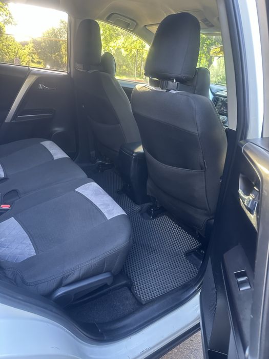 Тойота RAV4 2018