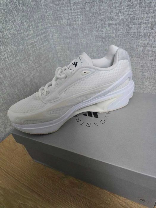 Продам нові фірмові кросівки Adidas.