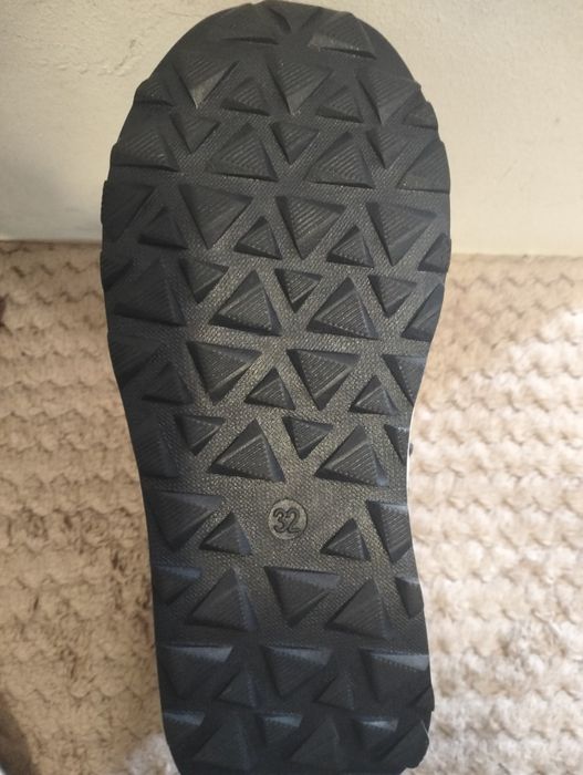 Дитяче нове брендове зимове взуття.