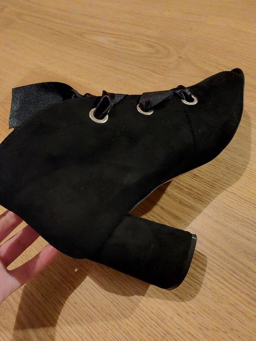 Zamszowe buty na obcasie