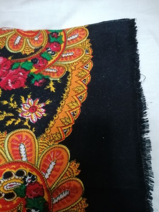 Lenços antigos de cabeça e ombros