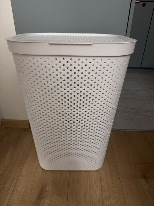 Kosz na pranie  w bilaym kolorze