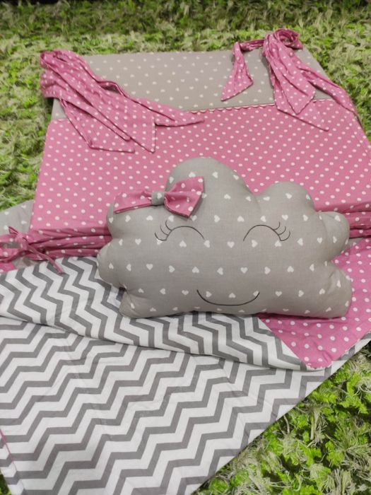 Edredom, resguardo e almofada de berço