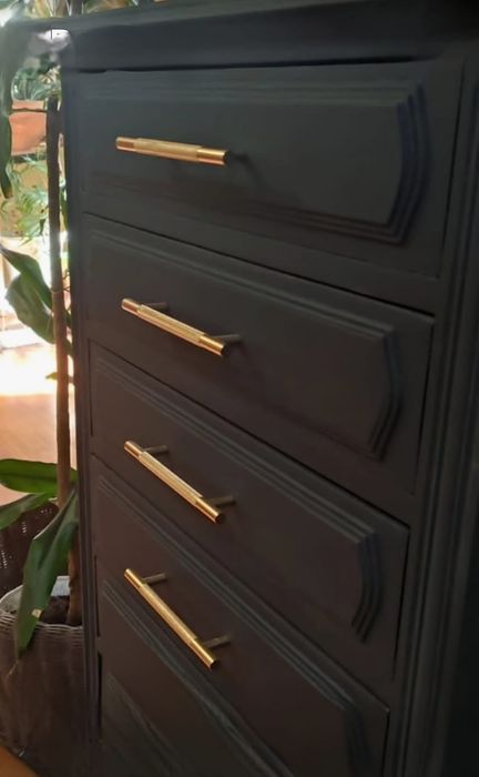 Camiseiro em castanho