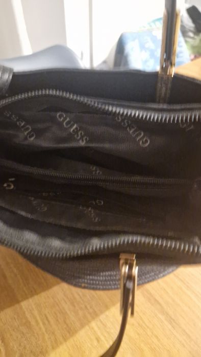 Czarna torebka   Guess