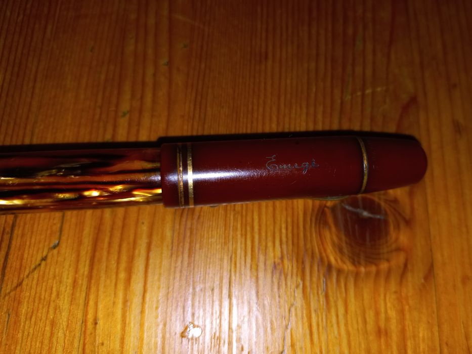 Caneta pelikan emegê