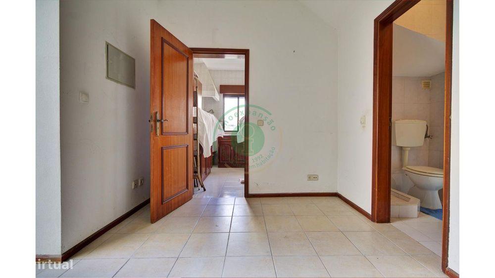 Moradia com 2 Pisos e Garagem