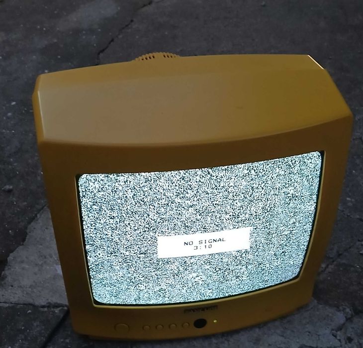 Televisão a cores CRT de 14 polegadas, da marca "Basic Line" num amarelo vibrante muito raro com um design icónico dos anos 90.