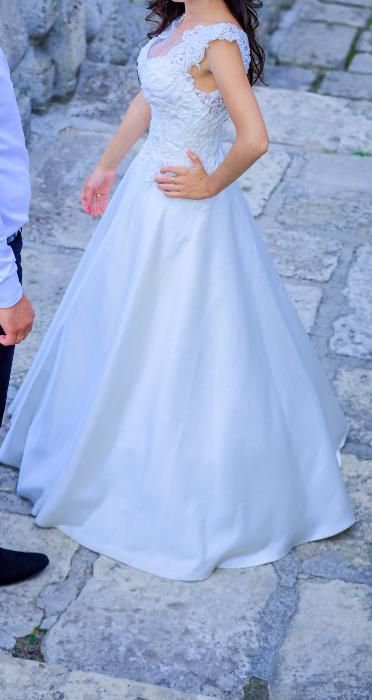 продам весільну сукню