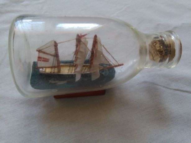 statek w butelce pamiątka z wakacji morze