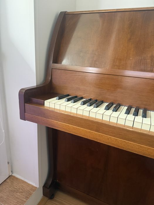 Pianino duńskie Knudsen & Søn – kompaktowe, świetne do nauki