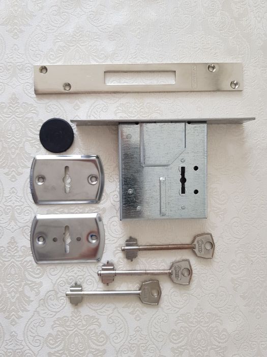 Замок врізний сувальдний. На два оберти.