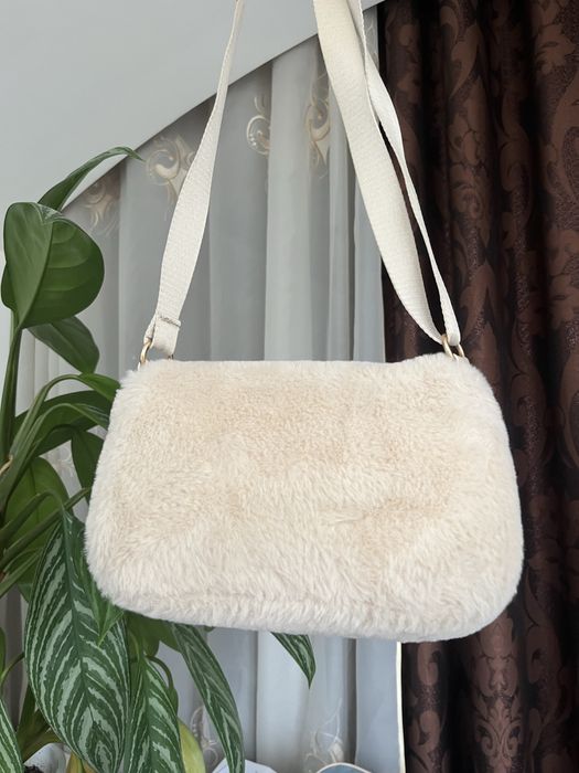 Пухнаста біла сумочка
