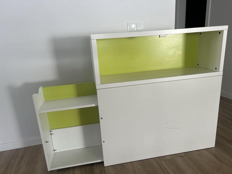 móvel estante branco e verde