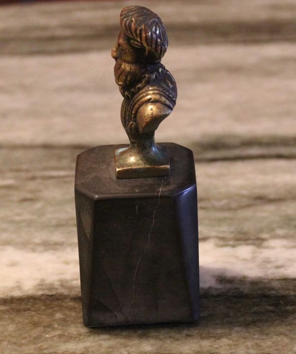 Busto de Luís Vaz de Camões com 12cm de altura, bronze sobre mármore.
