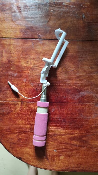 Селфі палка рожевого кольору.