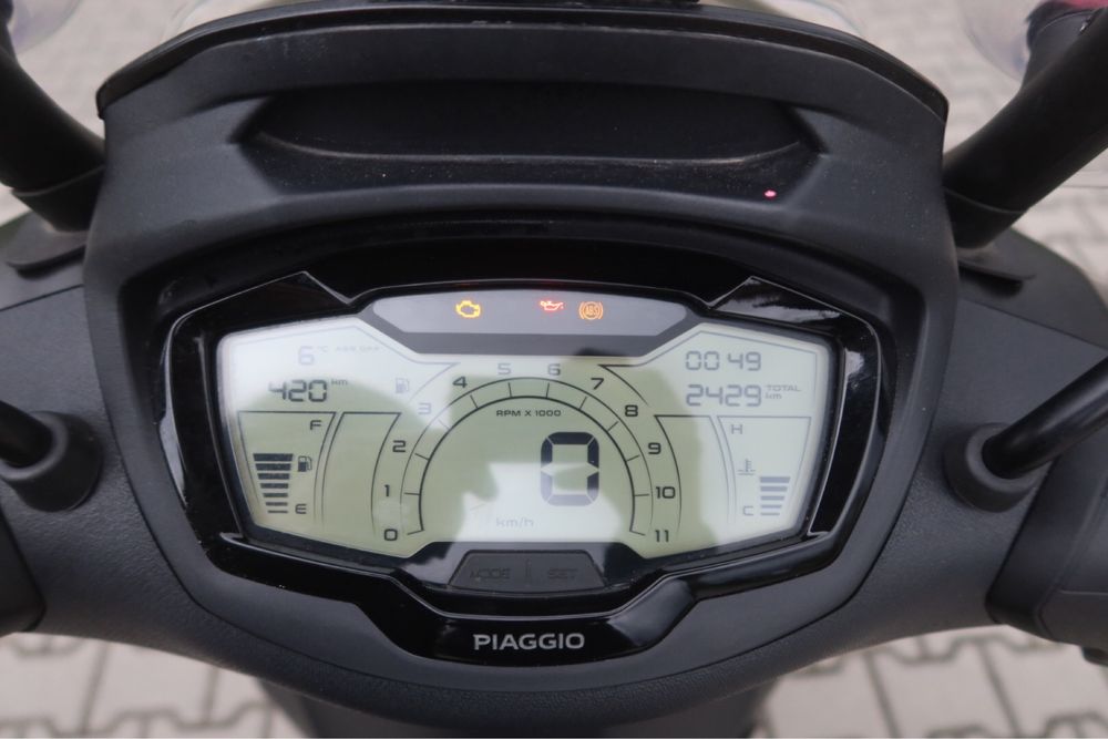 Piaggio Beverly 400 HPE 2023.11 Nero Cosmo model 2024