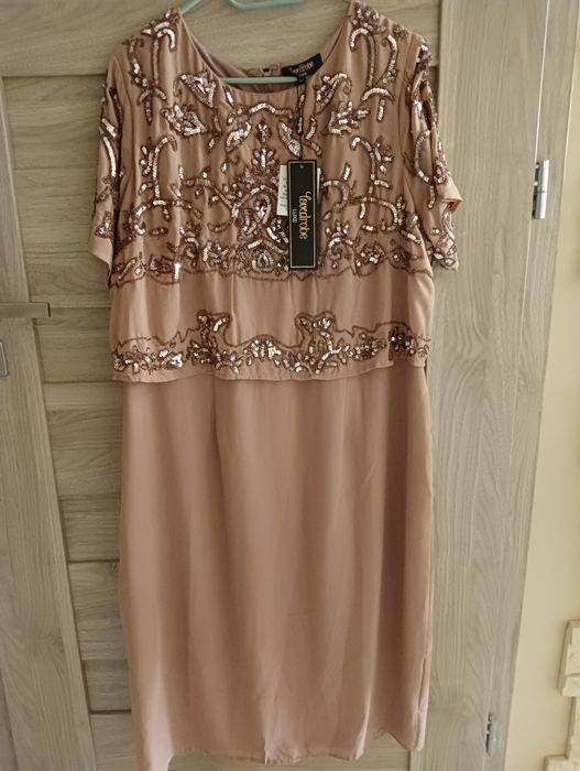 Sukienka zdobiona cekinami