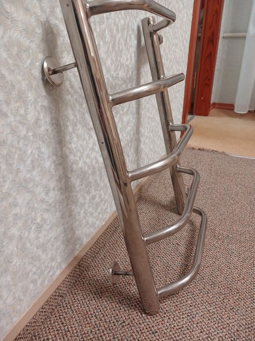 Продається сучасна рушникосушарка з 5 полицями