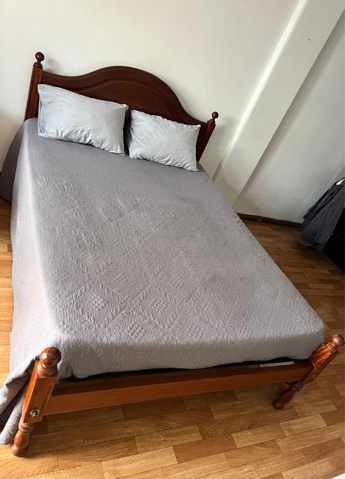 Cama de Casal + 2 Mesinhas de Cabeceira em Madeira