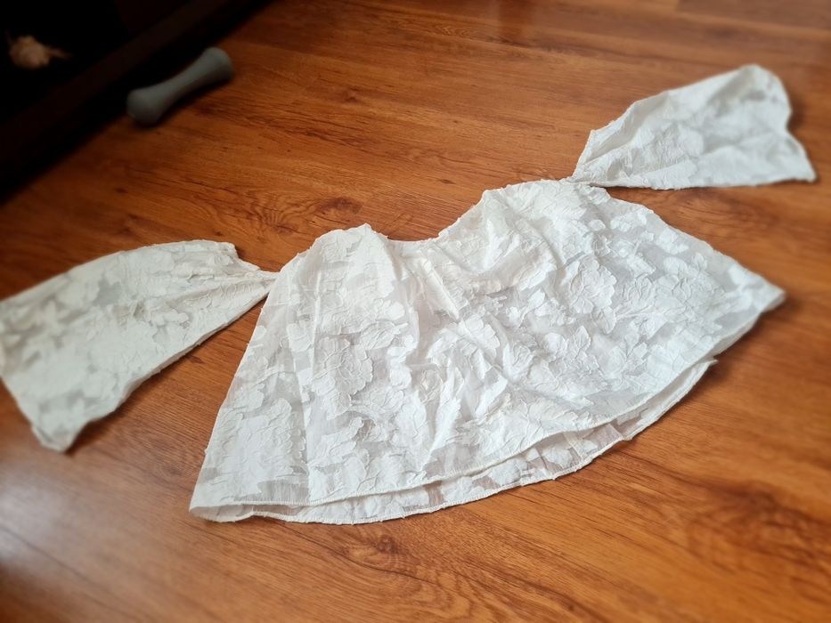 Bluzka z odkrytymi ramioni