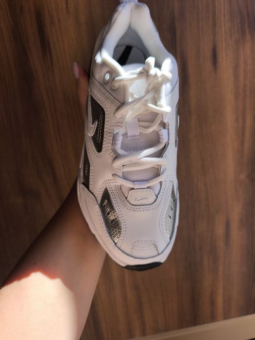 Нові  кросівки Nike