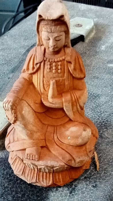 Figurka z drewna Budda