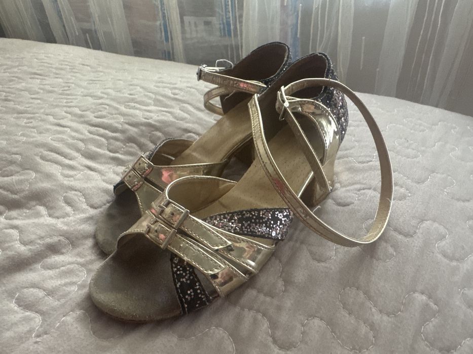 Бальні туфлі для дівчинки.