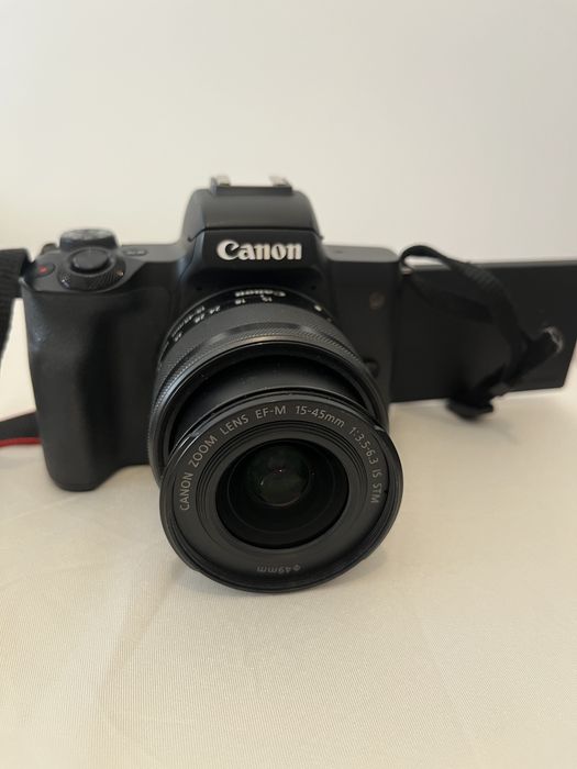Vendo Canon EOS M50 Mark II + objetiva Canon EF-M 15-45mm f/3.5-6.3 IS STM, em excelente estado de conservação e funcionamento.