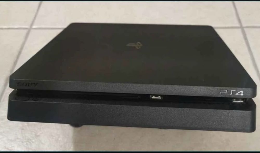 PLAYSTATION 4 c/ comando