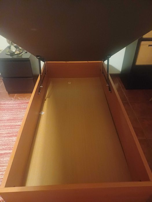 Cama de solteiro com arrumações