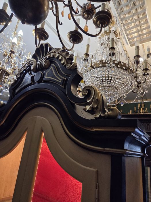 Imponente oratorio, vitrine em castanho