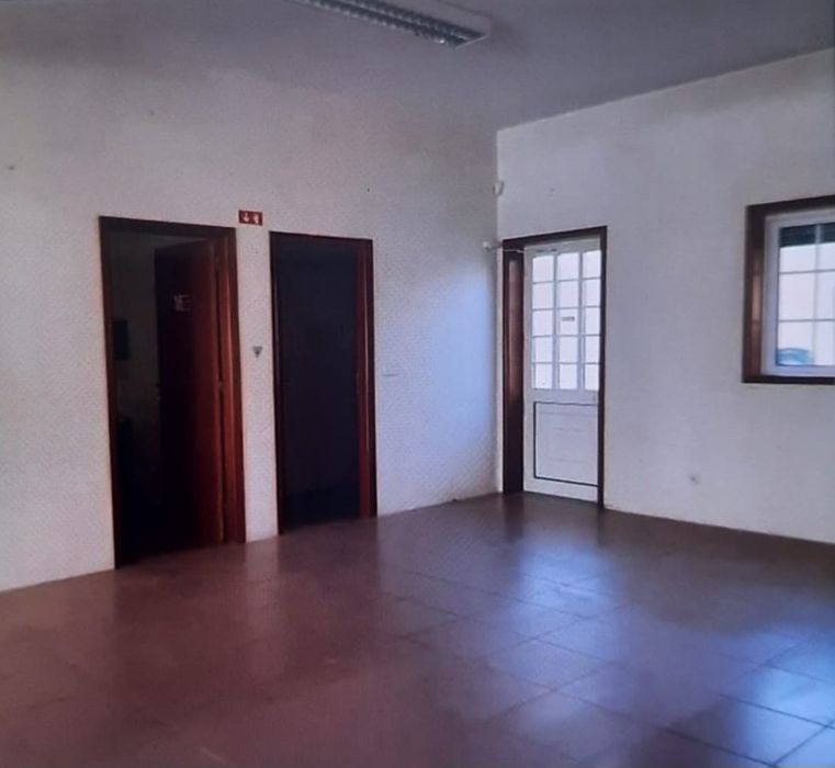 Aluga-se loja em Sobreira - Paredes