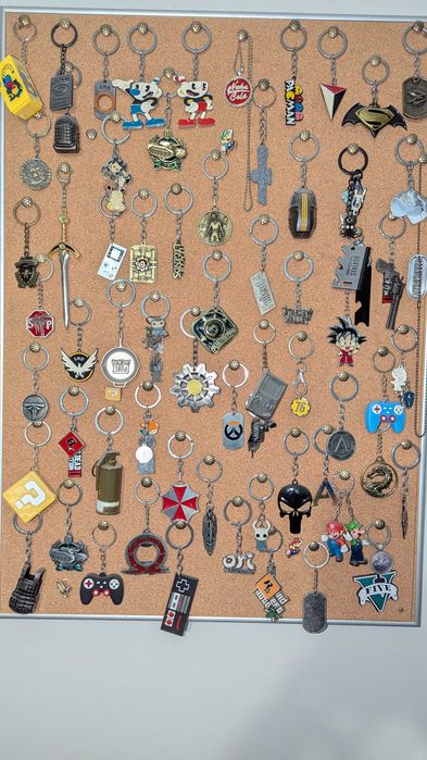 Tablica breloków z gier dla kolekcjonera ponad 65szt