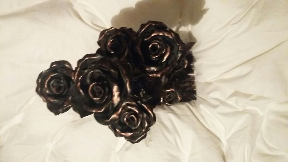 Металева підставка з трояндами