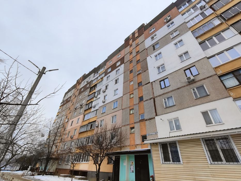 Продається трикімнатна квартира